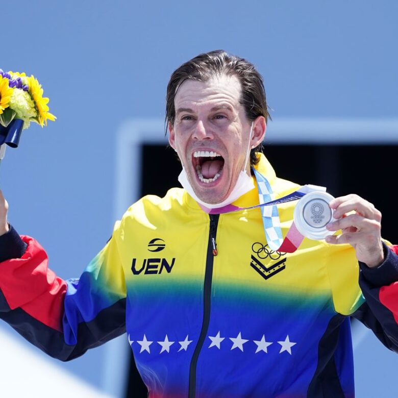 Daniel Dhers medallista olímpico en plata (2020/2021), por la prueba de ciclismo BMX freestyle, contó a medios internacionales parte de su inspiradora historia previa