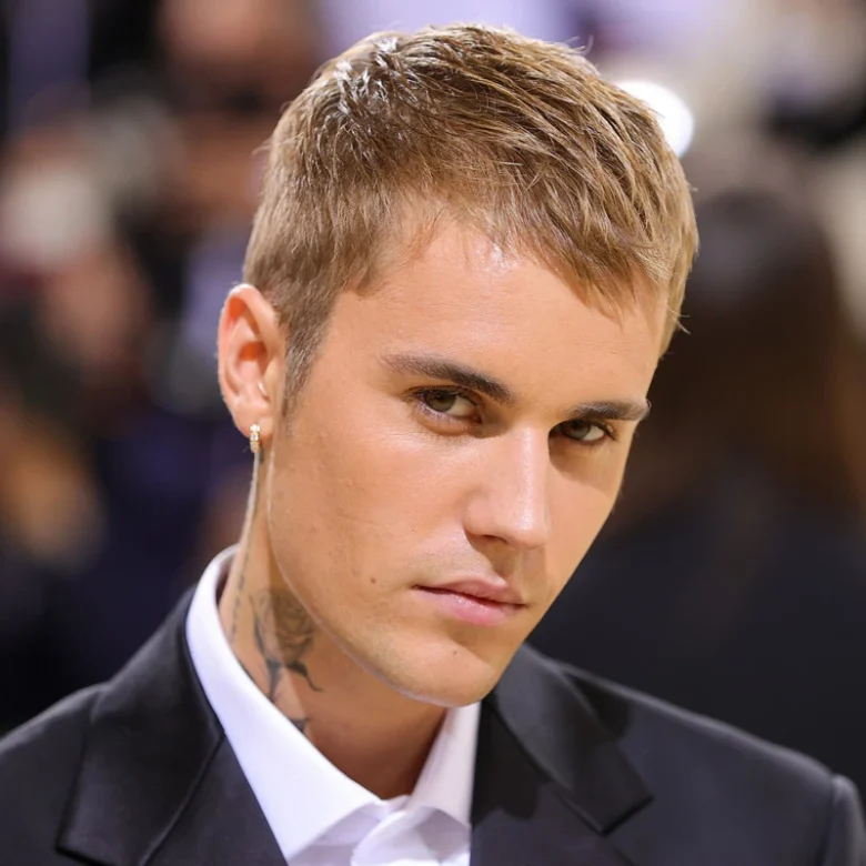 El cantante canadiense, Justin Bieber a la edad de 22 años, logró establecer 8 récords Guiness
