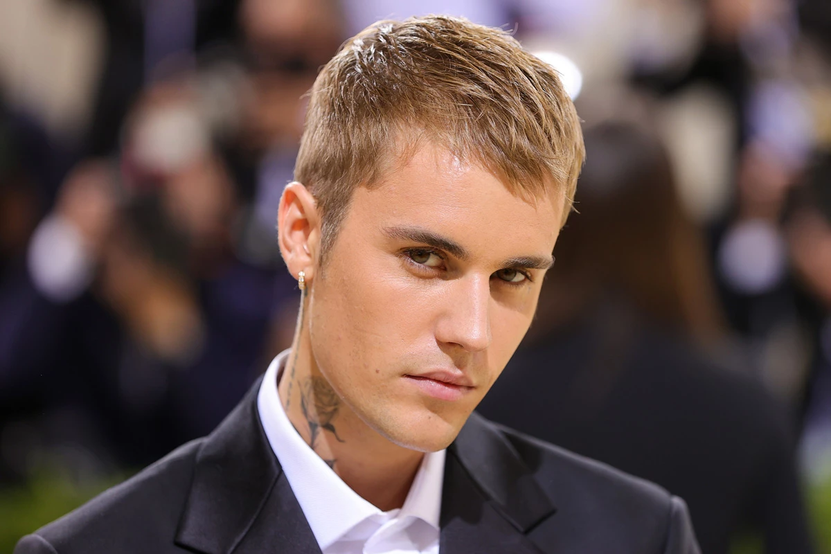 El cantante canadiense, Justin Bieber a la edad de 22 años, logró establecer 8 récords Guiness