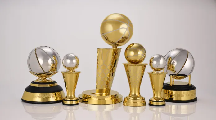 También la NBA detalló que los títulos de campeón de la Conferencia Oeste y de la Conferencia Este se llamarán ahora Oscar Robertson y Bob Cousy, respectivamente, como tributo a estos dos mitos del baloncesto