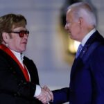 Elton John es condecorado en la Casa Blanca