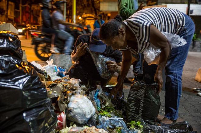 Hambre en Venezuela - Gente buscando comida en la basura
