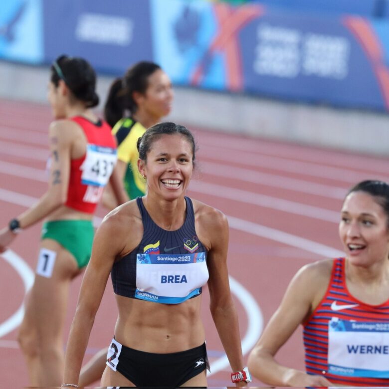 Joselyn Brea, la destacada atleta venezolana, conquistó la medalla de oro en los 5000 metros de los Juegos Panamericanos Santiago 2023, al culminar en la primera posición con un tiempo de 16:04.12.