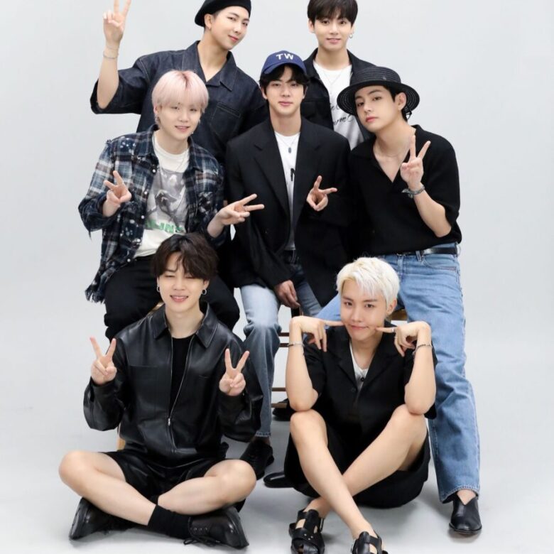 En un giro significativo para la exitosa boy band surcoreana, BTS, cuatro de sus miembros han dado inicio a su servicio militar obligatorio.