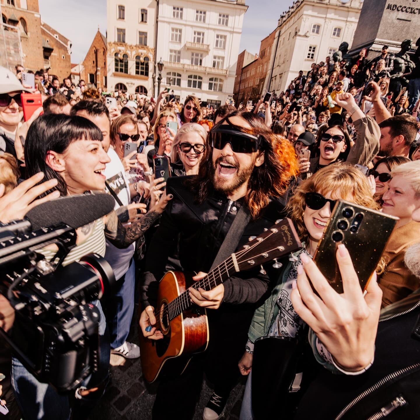 Jared Leto sorprendió a sus fans con un concierto improvisado en Lisboa ...