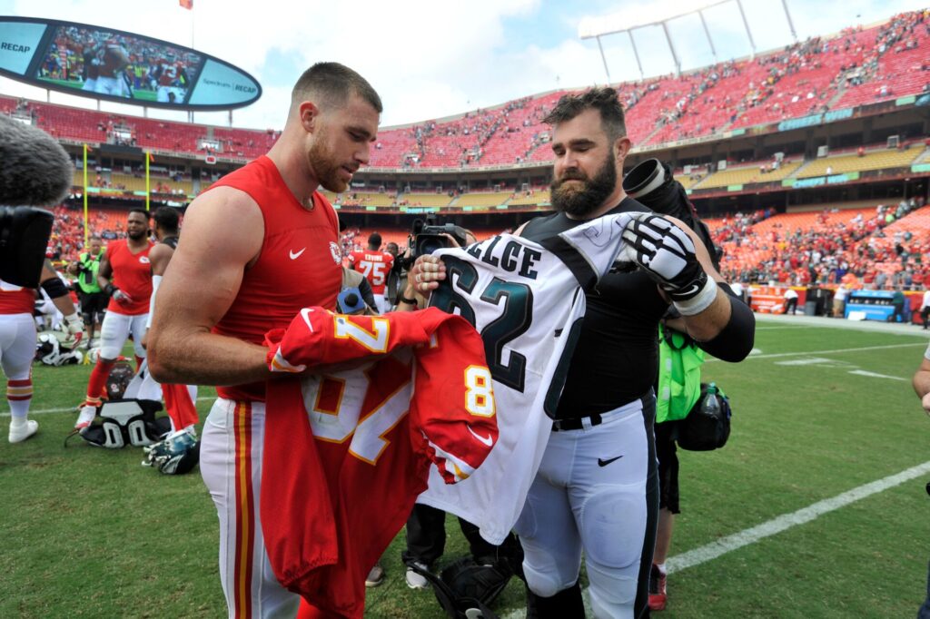 Hermanos Kelce reciben más de US$ 100 millones por su podcast 1 Hermanos Kelce