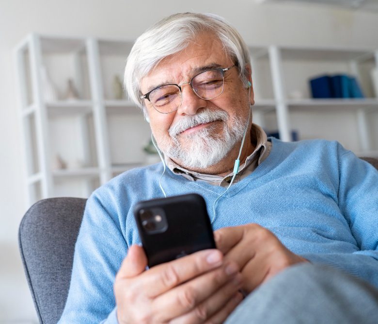 Imagen referencial principal - Cómo ayudar a los adultos mayores para que estén alertas ante estafas online - Suministrada por ESET y Comstat R