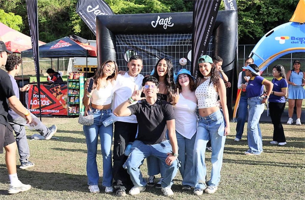 Jagi animó el Becazo de la UCAB con moda, freestyle y experiencias gastronómicas 4 Imagen destacada Mesa de trabajo 8A