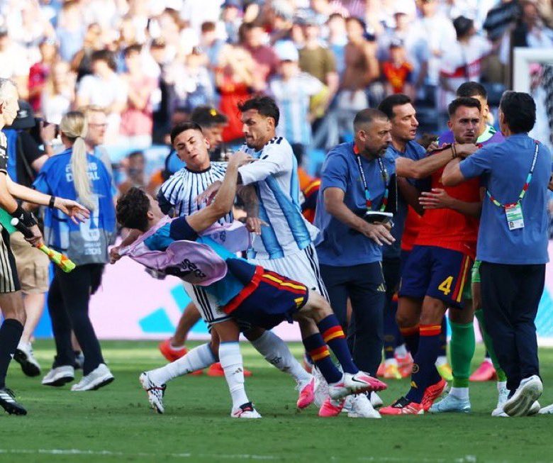 Agresión de Leandro Paredes a Gavi